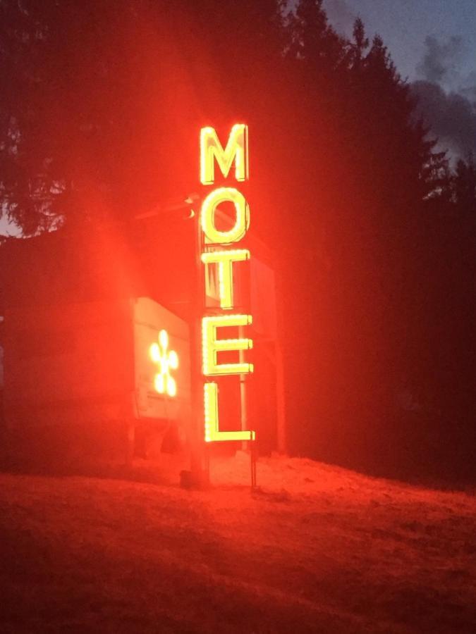 Piekalne Hotell Kalniesi Eksteriør bilde