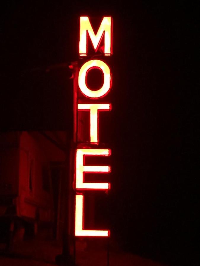Piekalne Hotell Kalniesi Eksteriør bilde